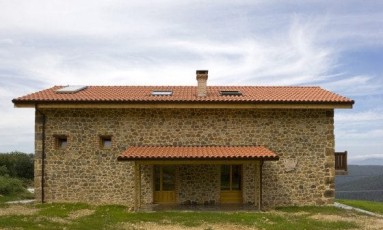 Fachada-de-pequeña-casa-de-piedra-y-tejado-560x3731