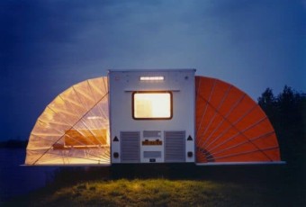 Diseño de casa rodante que amplia sus espacios tres veces al instante