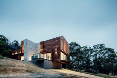 Diseño de moderna casa de dos pisos ubicada en la montaña, hermosa estructura de madera y bloques de hormigón