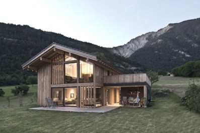 Diseño de hermosa casa de campo de madera, forma típica con elementos modernos que la convierten en única