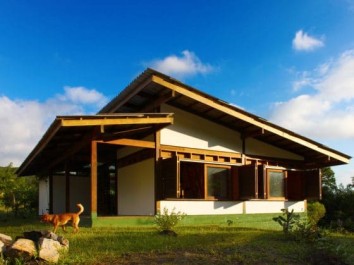 Diseño casa de campo sustentable, estructura de madera y materiales de construcción reciclados