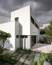 Diseño de casa de dos pisos minimalista con estructura de hormigón