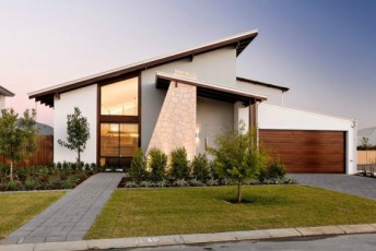 Diseño de fachada e interiores de casa de un piso que combina lo moderno y clásico