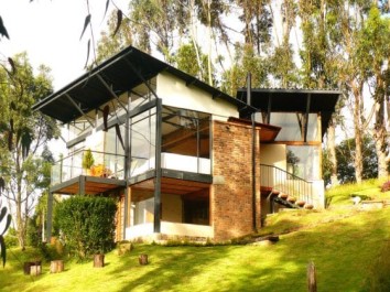 Casa de campo moderna de dos pisos, armoniosa estructura se integra al paisaje natural