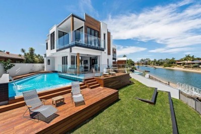 Casa moderna de dos pisos con piscina, aplicaciones de madera sobre sencilla estructura