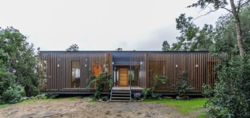 Planos: casa de campo moderna de un piso y tres dormitorios, estructura de acero y acabados de madera