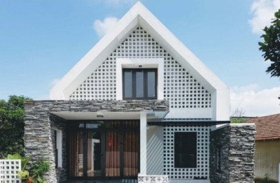 Diseño de pequeña casa de dos pisos moderna, armoniosa estructura con piedra y muros calados