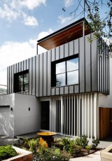 Moderna casa de dos pisos pequeña: modelo de fachada y diseño de interiores