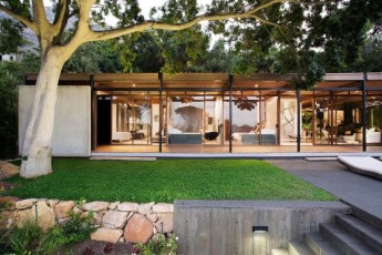Diseño de moderna casa de montaña con impresionante vista a la ciudad