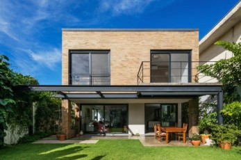 2 Ideas de casas de dos pisos, ladrillo y concreto como materiales de construcción