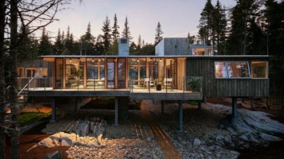 Diseño de casa de madera en forma de U, estructura integrada a la naturaleza