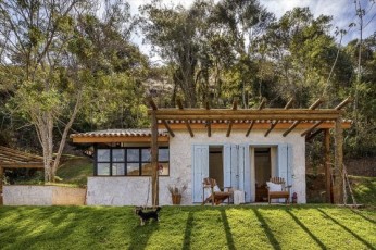 Casa de campo con tejado a dos aguas, encanto rústico y modernidad