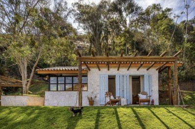 Casa de campo con tejado a dos aguas, encanto rústico y modernidad