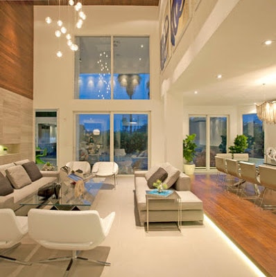 Sala a a doble altura con mueble blancos Sala a a doble altura con enchape de madera