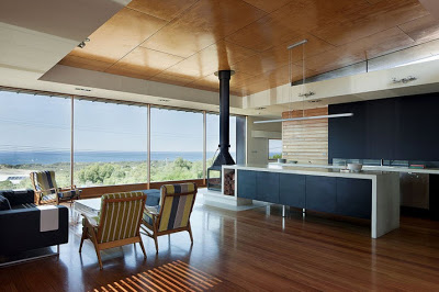 Diseño de interiores de casa moderna con vista al bosque