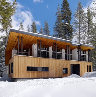 Fachada de casa de madera en el hielo