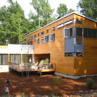 Casa de madera en el bosque