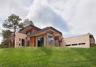 Fachada de casa en la pradera verde