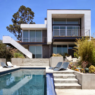Casa lujosa con piscina al frente