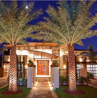 Hermosa fachada de casa de lujo con palmeras