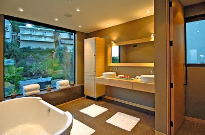 Moderno diseño de cuarto de baño en casa de piedra
