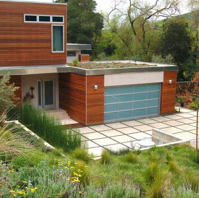 Fachada de casa moderna de campo con techos verdes