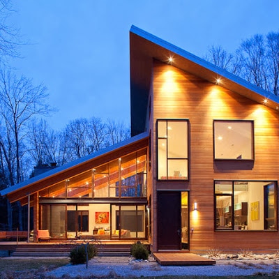 Hermosa fachada de casa moderna con techos inclinados 