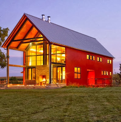 Moderna casa construida en el campo con ventanas grandes