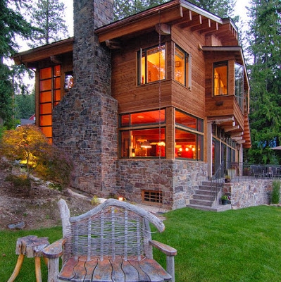 Fachada de casa moderna de campo en madera y piedra para la chimenea