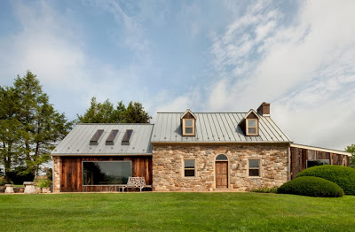 Fachada de casa remodelada de piedra y madera