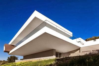 Perspectiva de casa en la colina color blanco