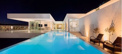 Hermosa piscina iluminada