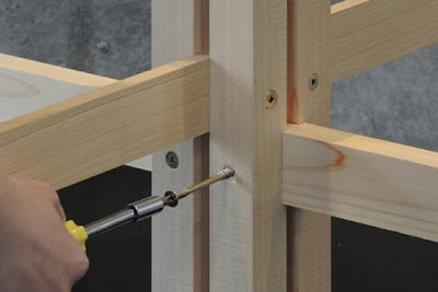 Empernado de listones en estructura de madera 