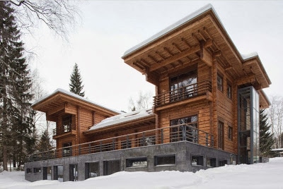Fachada de casa de madera de tres pisos