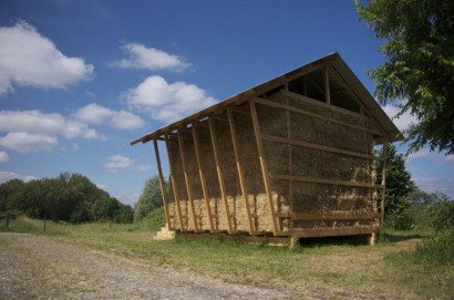 Armazón de madera de casa de bloques heno