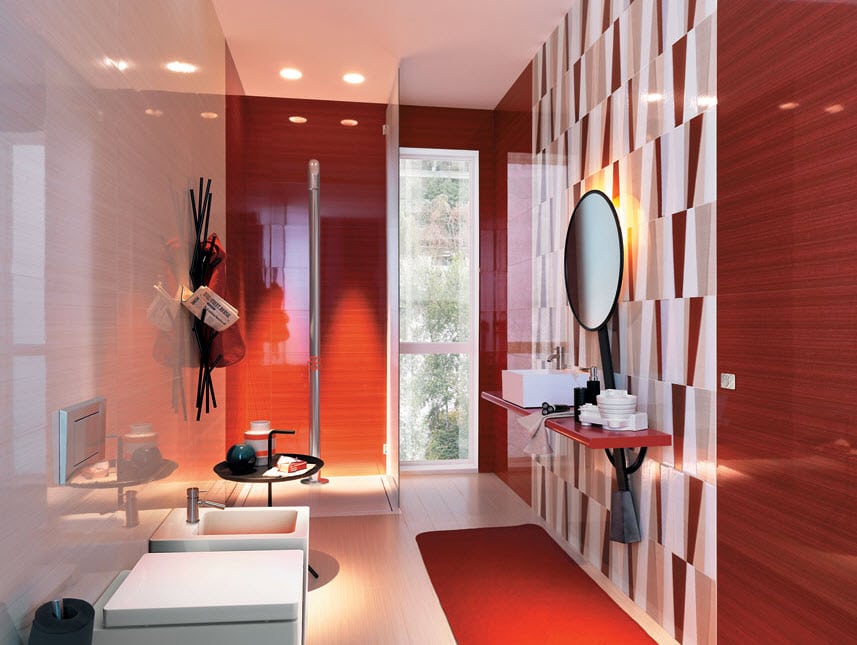Brillante cuarto de baño con azulejos rojos y sanitarios blancos