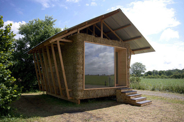 Construcción de casa de paja, uso bloques de heno y estructura de madera