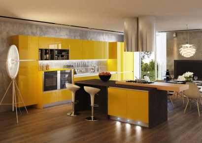 Cocina color amarillo con negro y pisos de madera 