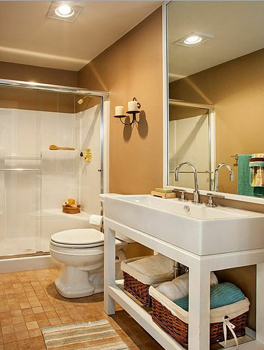 Diseño de cuarto de baño con pared marrón y sanitarios blancos