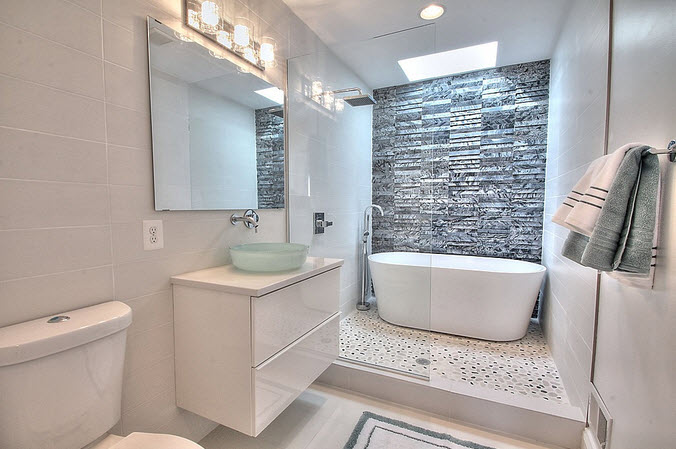 Diseño de cuarto de baño blanco con tina