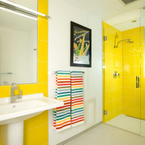 Diseño de cuarto de baño color amarillo con blanco