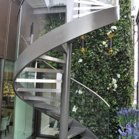 Diseño de escalera caracol de metal y pasamanos con vidrio transparente