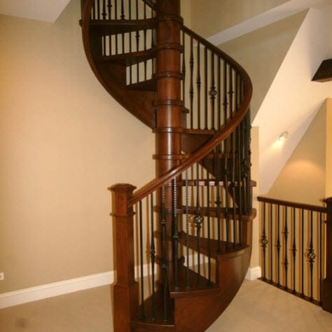 Diseño clásico  de escalera en espiral de madera