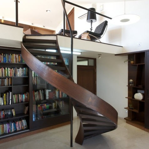 Diseño de escalera en espiral hecho de madera para mezzanines