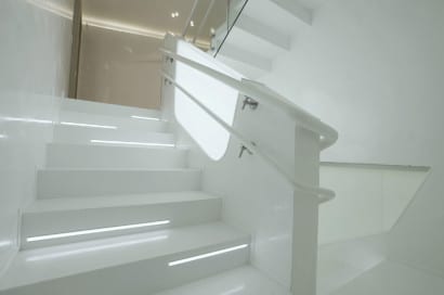 Peldaños de escalera moderna iluminados