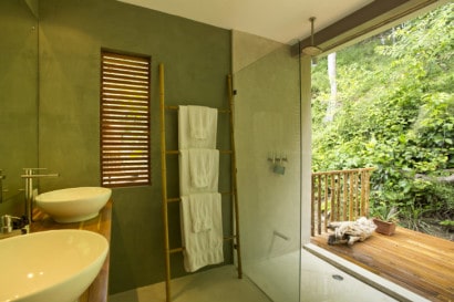 Diseño cuarto de baño de casa tropical