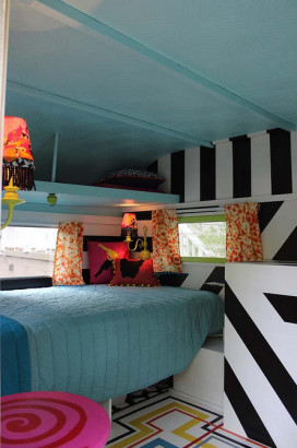 Diseño de pequeño dormitorio de casa rodante