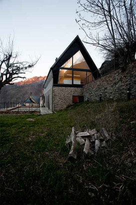 Fachada de moderna casa en los pirineos