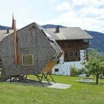 Pequeña casa de madera estilo ovni