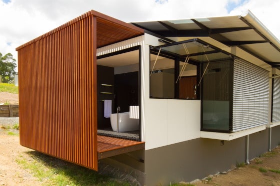 Fotos con los detalles arquitectónicos de la casa en terreno largo